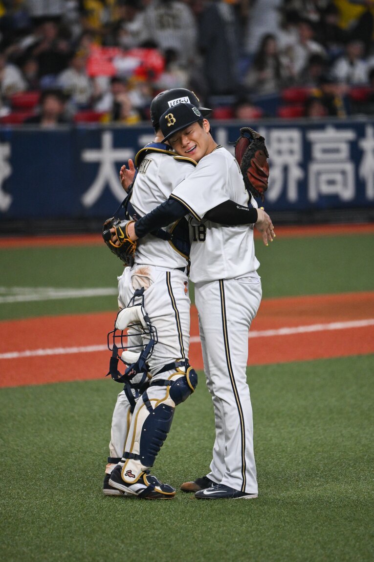 9回139球、1失点で完投勝利したオリックス山本は捕手の若月とハグ　©︎Nanae Suzuki