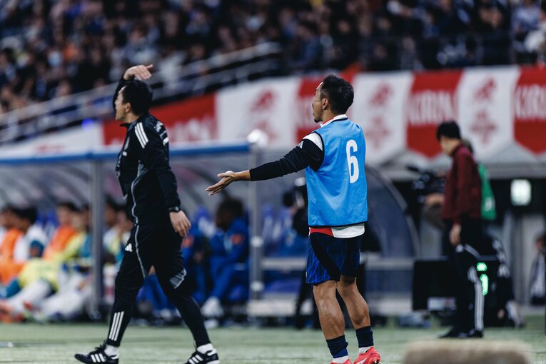 【計30枚超：“テレビに映らない”日本代表ブラジル戦歴史的初勝利】アディショナルタイム終わってるだろ！ とばかりの長友佑都…写真はまだまだ続きます　©Kiichi Matsumoto