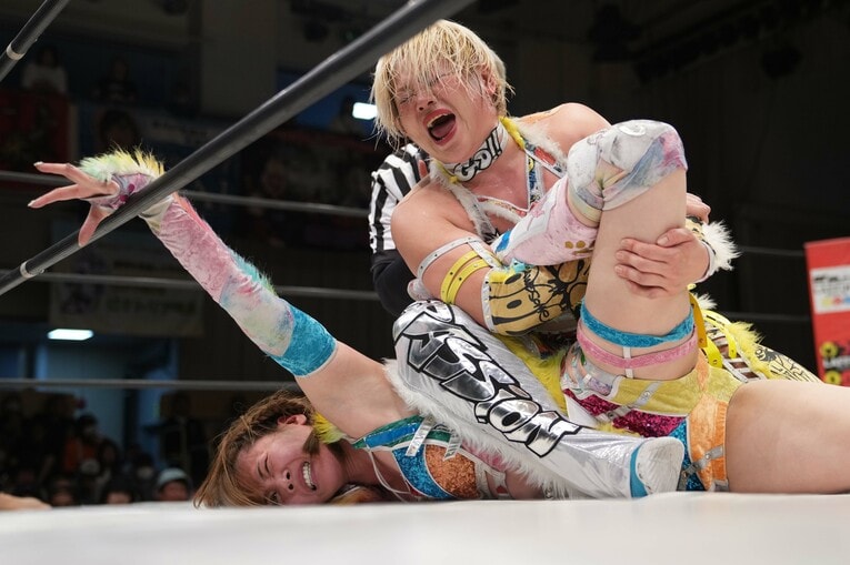 高橋奈七永の逆片エビ固めに耐える岩谷麻優　©Masashi Hara