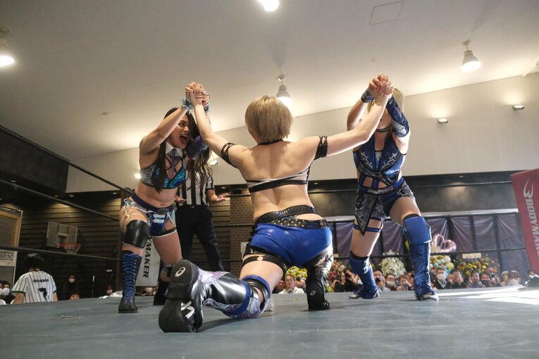 「他では見られない安納サオリだった」人気女子レスラー“3試合出ずっぱり”の凱旋興行に密着「体重が4kg減って…そりゃそうですよね」(78)