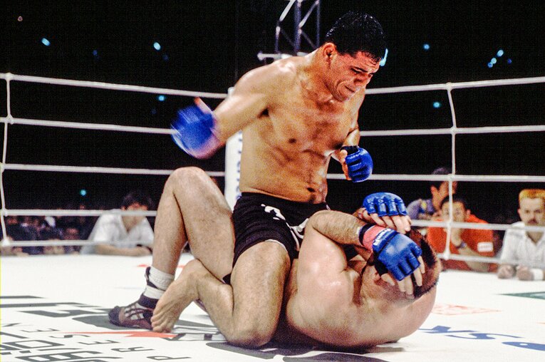 “テキサスの暴れ馬”ヒーリングに馬乗りになるシーンも