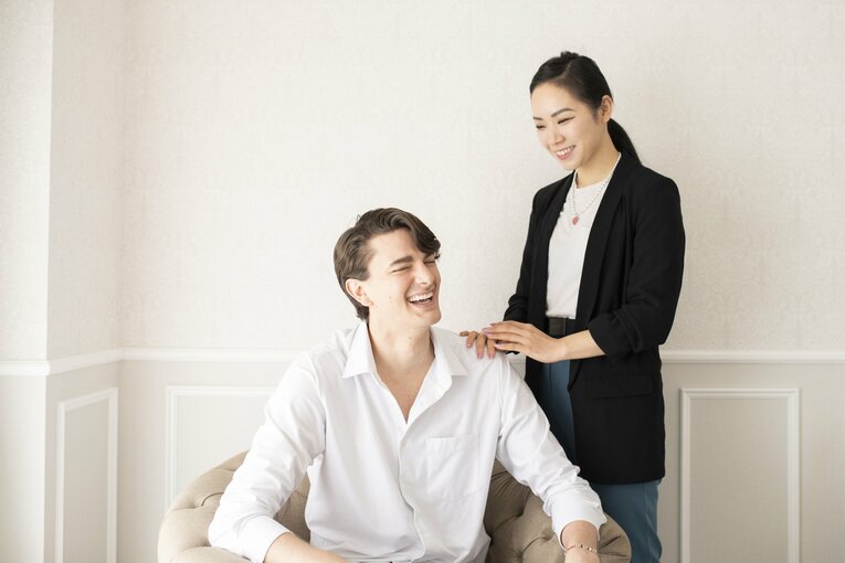 今年3月の北京五輪、フィギュアスケート団体とアイスダンスに出場した小松原美里さんと小松原尊（ティム・コレト）ペア。氷上のカップルであるとともに、結婚6年目のアスリート夫婦でもある（画像をクリックすると、そのほかの「特別撮りおろしカット」もご覧になれます）　©Asami Enomoto