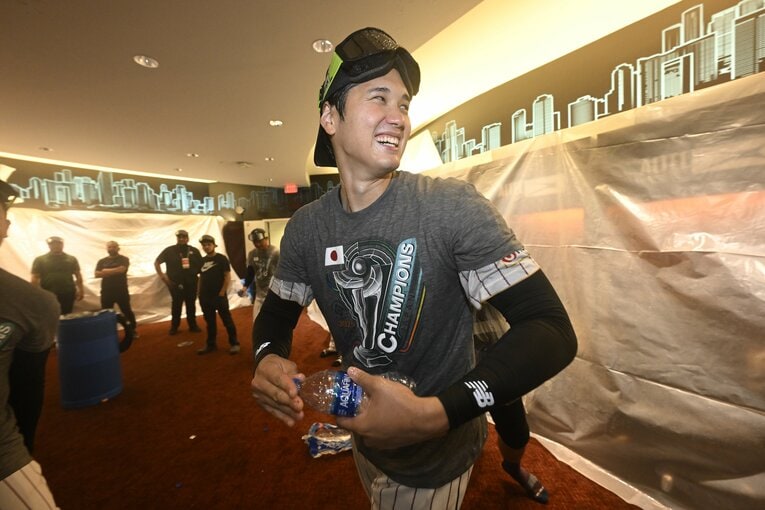 シャンパンファイトで笑顔の大谷翔平　©代表撮影