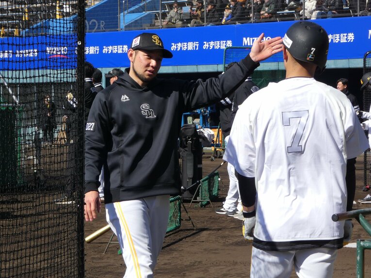 【ソフトバンク】今春キャンプの様子。指導する菊池コーチ　©Kotaro Tajiri