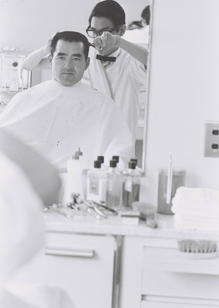 1970年撮影…理容室で　©Masahiko Ishii