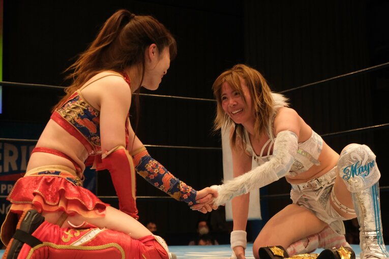 試合後に笑顔で握手を交わした両者。二人が見せたのは、“最高峰の女子プロレス”だった