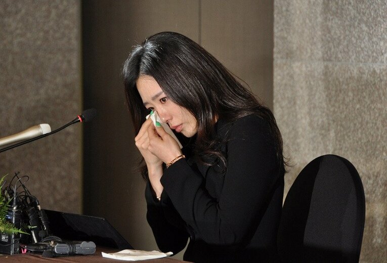 2019年、引退表明の記者会見で涙を流す李相花　©JIJI PRESS