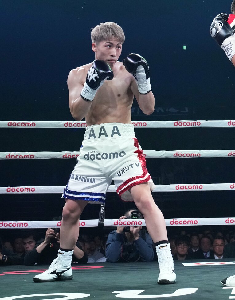 慎重にタパレスの出方を見極める井上尚弥　©Naoki Fukuda