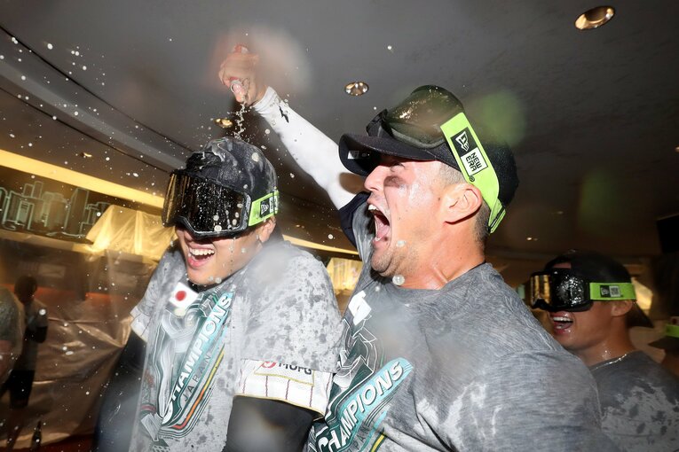 ヌートバーにシャンパンをかけられた大谷翔平はこの表情　©Getty Images