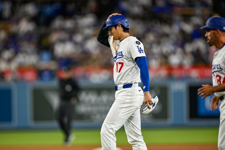 【Numberカメラマンが激写・大谷翔平の愛される日常2025年7月版：全100枚超】出塁後に少し照れ臭そう？　©Nanae Suzuki