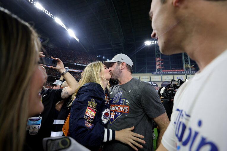 2022年のワールドシリーズで優勝を決め、グラウンド上でキスを交わすバーランダーと妻のアプトンさん　©Getty Images