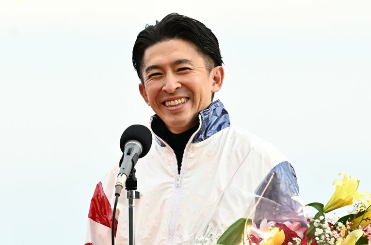 2023年2月19日、東京競馬場で行われた福永祐一の国内ラスト騎乗後のセレモニー。引退を惜しむファンの声援に瞳を潤ませる場面もあった ／ photograph by Keiji Ishikawa