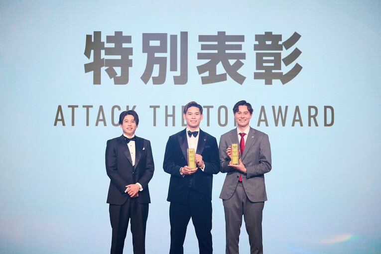 （左から）プレゼンターを務めた内田篤人、特別賞を受賞した西田有志、高橋藍　©︎SV.LEAGUE