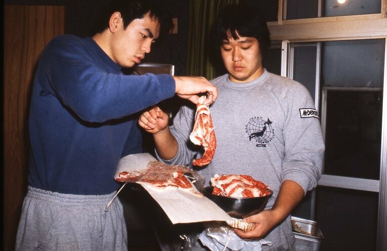 肉料理する三沢光晴と冬木弘道 ／ photograph by AFLO