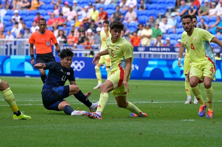 藤田からのパスを細谷が受けた「相手背負ってるのにオフサイド」の一部始終（全20枚中の8枚目）©Koki Nagahama/JMPA