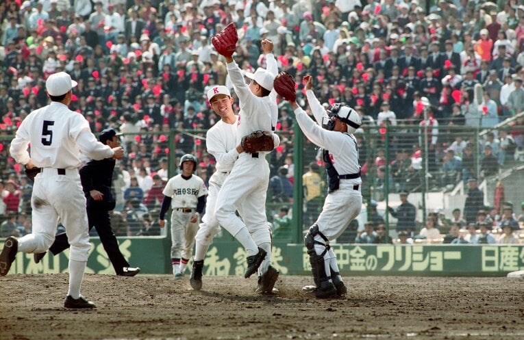 1995年センバツ、初出場→初優勝を飾った観音寺中央高校　©JIJI PRESS