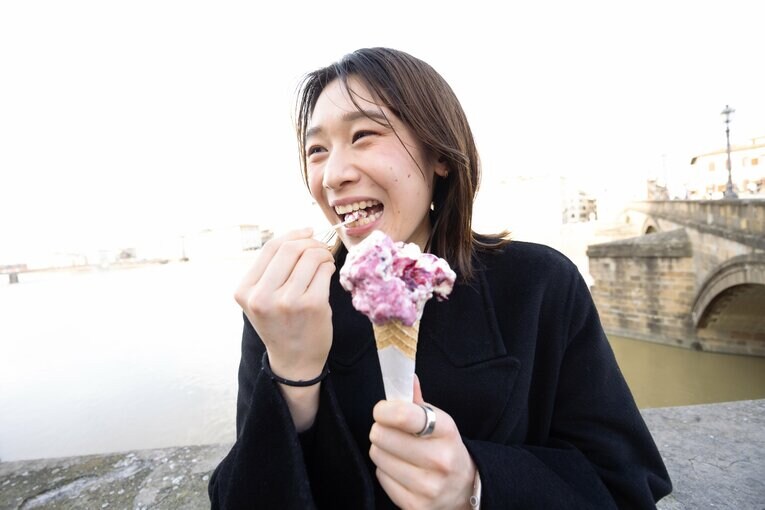 イタリア取材中にジェラートを食べる石川真佑　©︎Takahisa Hirano 