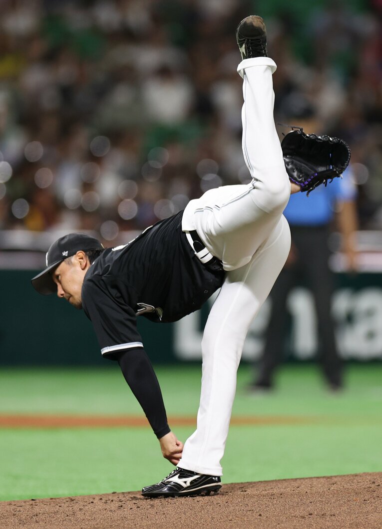 ダイナミックな投球フォームが高野のトレードマークだ　©JIJI PRESS
