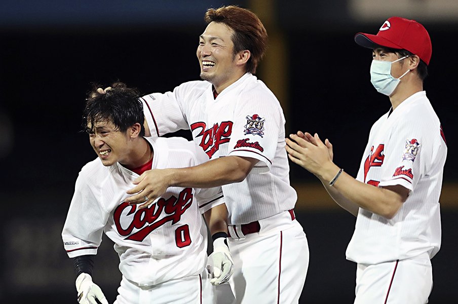 初サヨナラ打で涙のカープ上本崇司 こんなに試合に出るのは初めて プロ野球 Number Web ナンバー