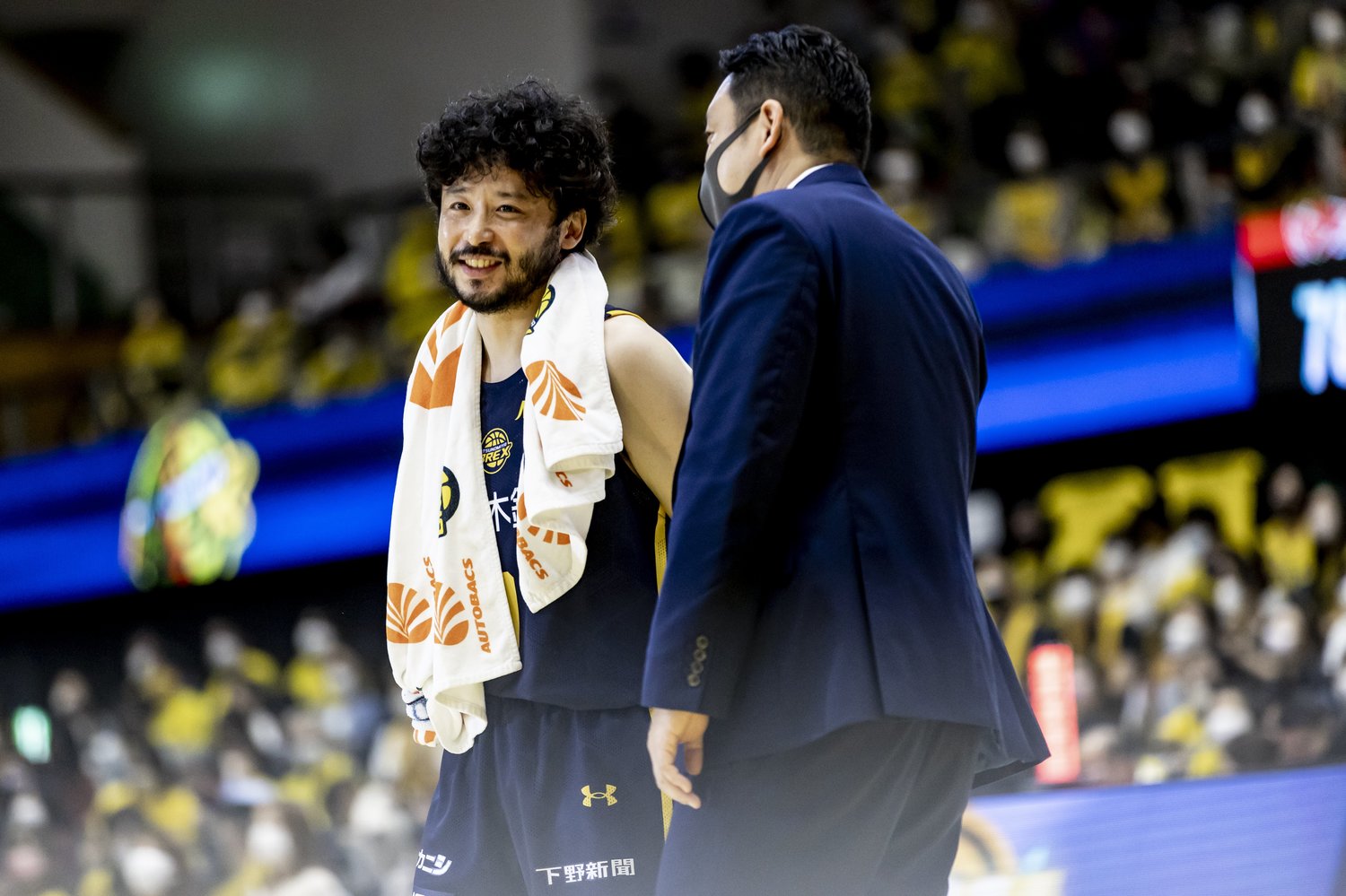 安齋HCと話し込む田臥。日本人初のNBAプレーヤーも、はや40歳となった