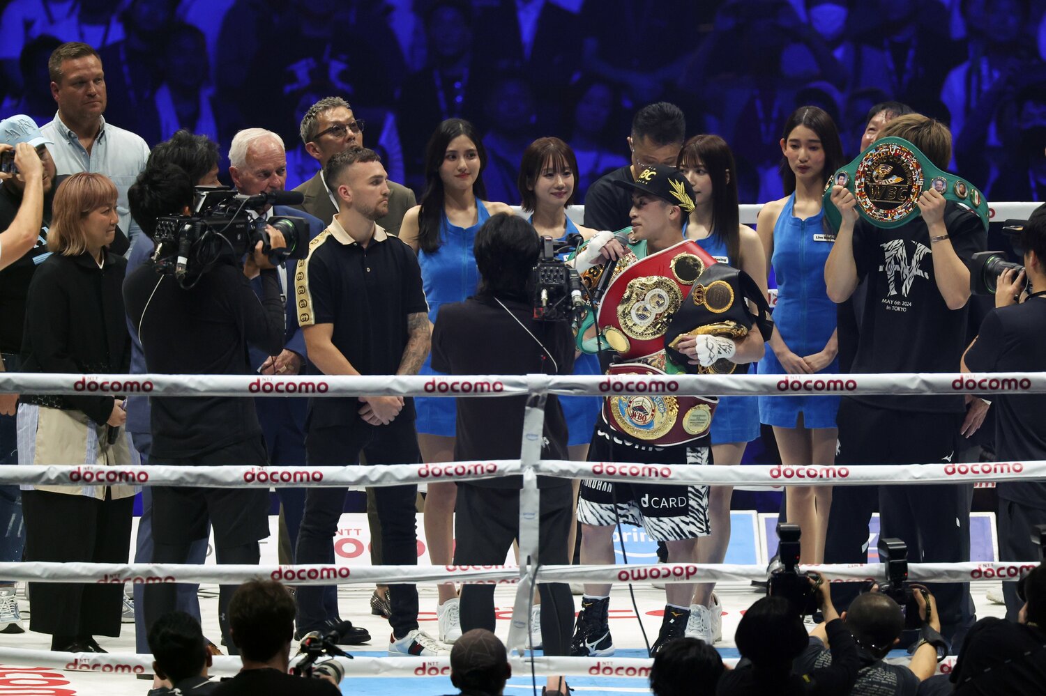 2024年5月7日、井上尚弥対ルイス・ネリの試合を観戦し、試合後にリングに上がったサム・グッドマン（左）。このときは、9月の防衛戦に名乗りを上げたように見えたが…　©︎JIJI PRESS