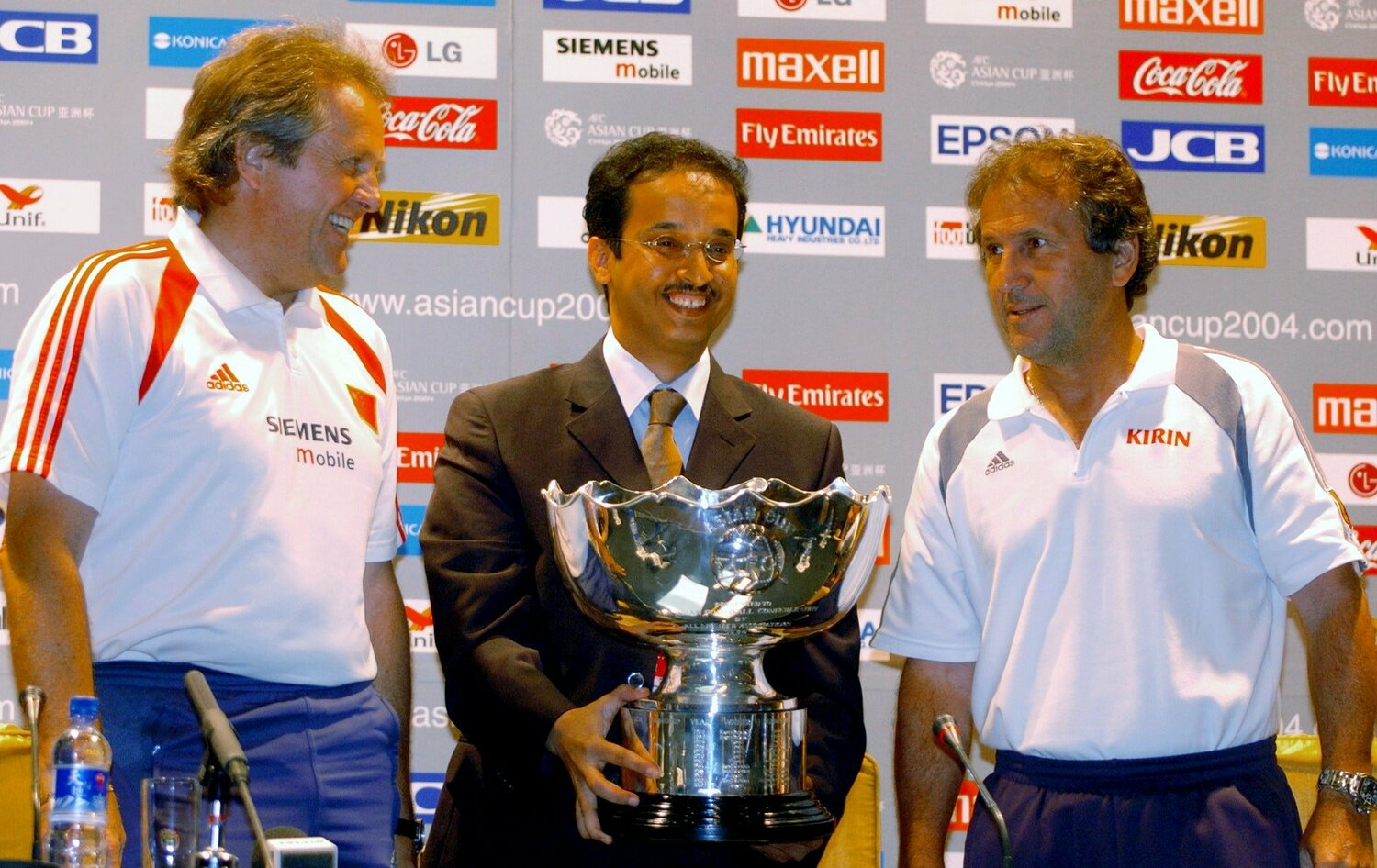 04年アジア杯のジーコ監督（右）　©JIJI PRESS