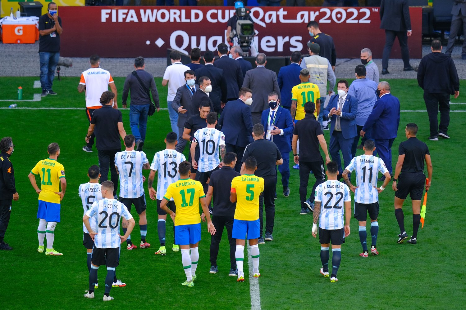 南米2強が激怒 批判 メッシ なぜもっと前に ネイマールも呆れた ブラジルvsアルゼンチン9分で中止騒動 が奇怪すぎ 4 4 海外サッカー Number Web ナンバー