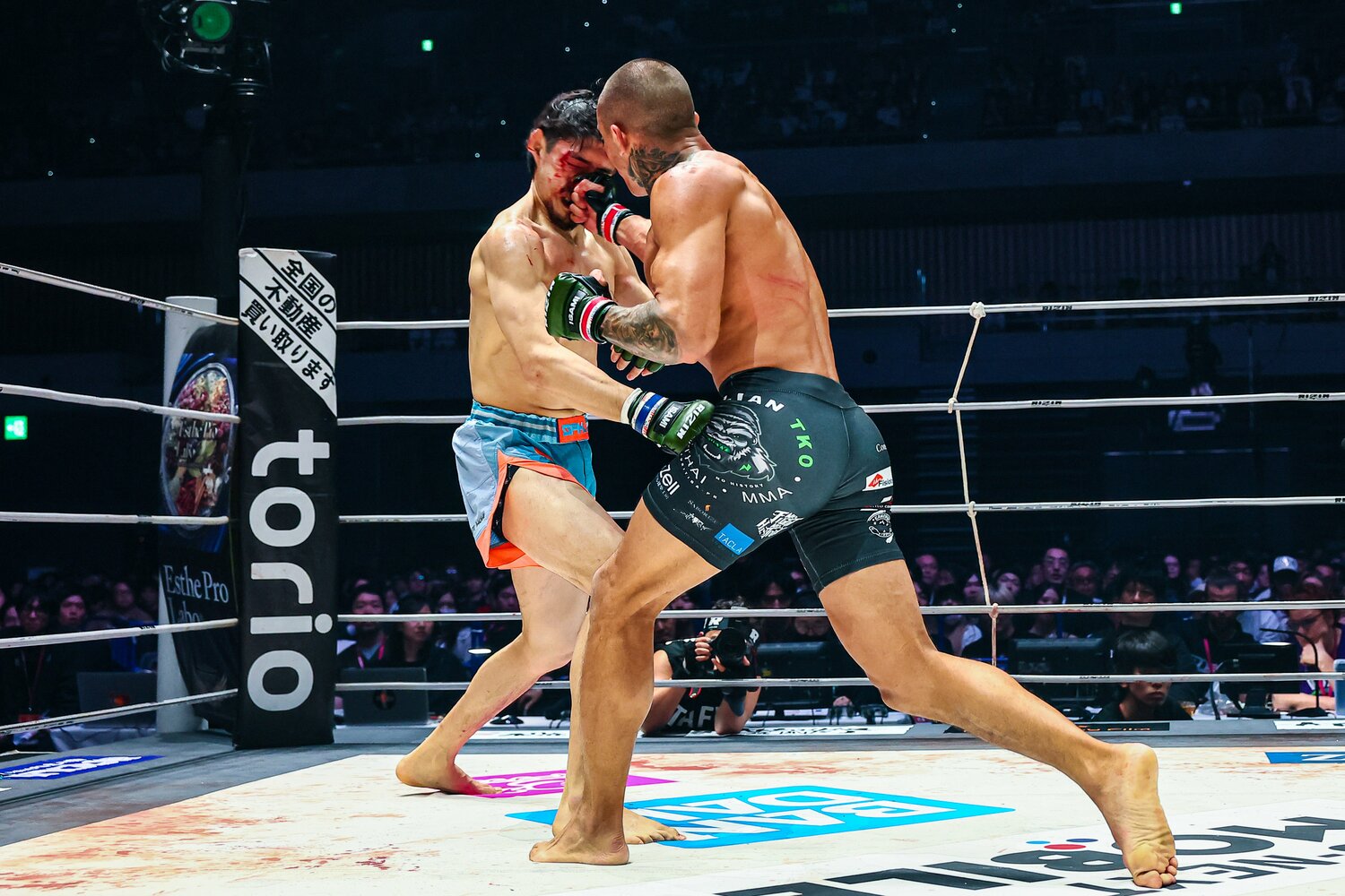 グスタボの右フックが桜庭の顔面を完璧にとらえる　©RIZIN FF Susumu Nagao