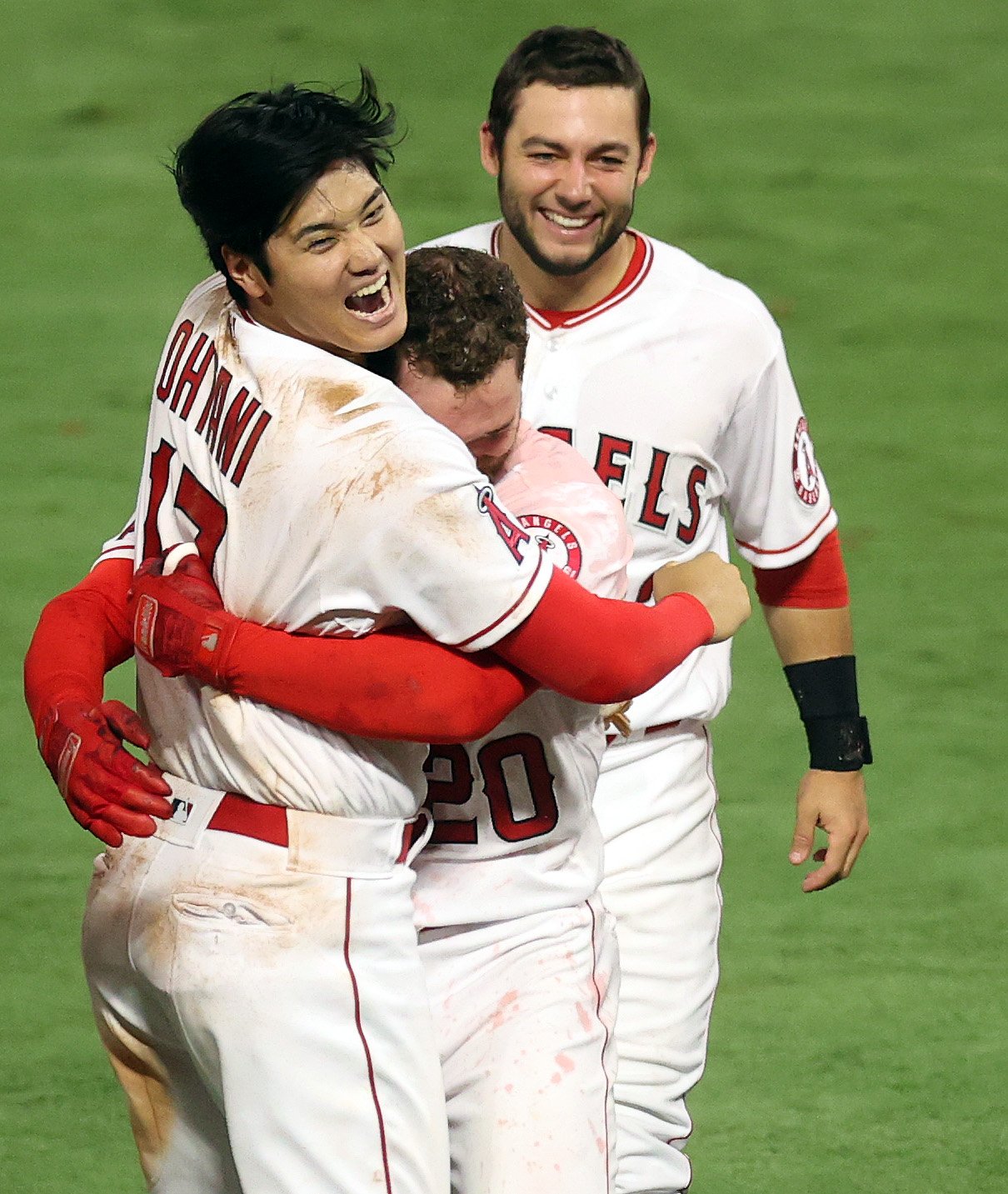 大谷と抱き合うウォルシュ。後ろのフレッチャーも嬉しそう　©Getty Images