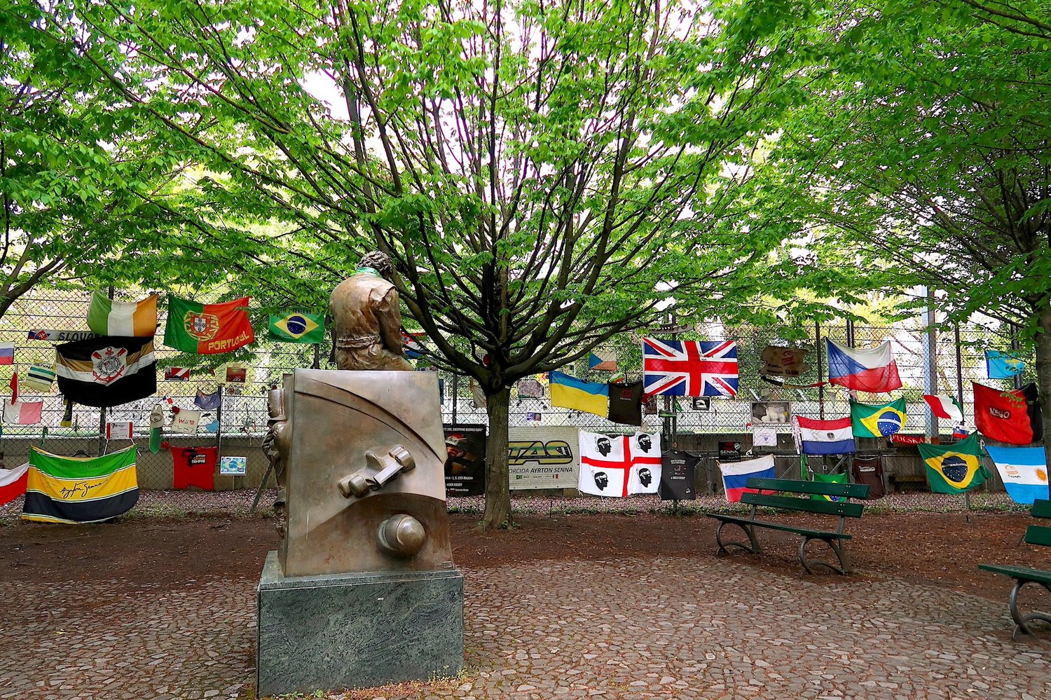 タンブレロ脇に建つセナの銅像のもとには、F1が開催されるたび多くのファンが訪れる　©Masahiro Owari