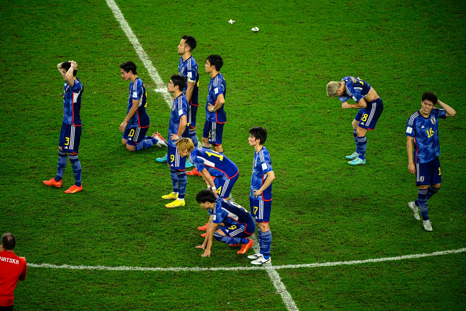PK戦でクロアチアで敗れ、肩を落とす日本代表の選手たち　©Takuya Sugiyama/JMPA
