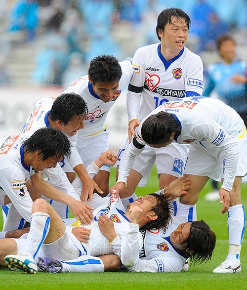 太田の魂のゴールを称える仙台イレブン©Toshiya Kondo