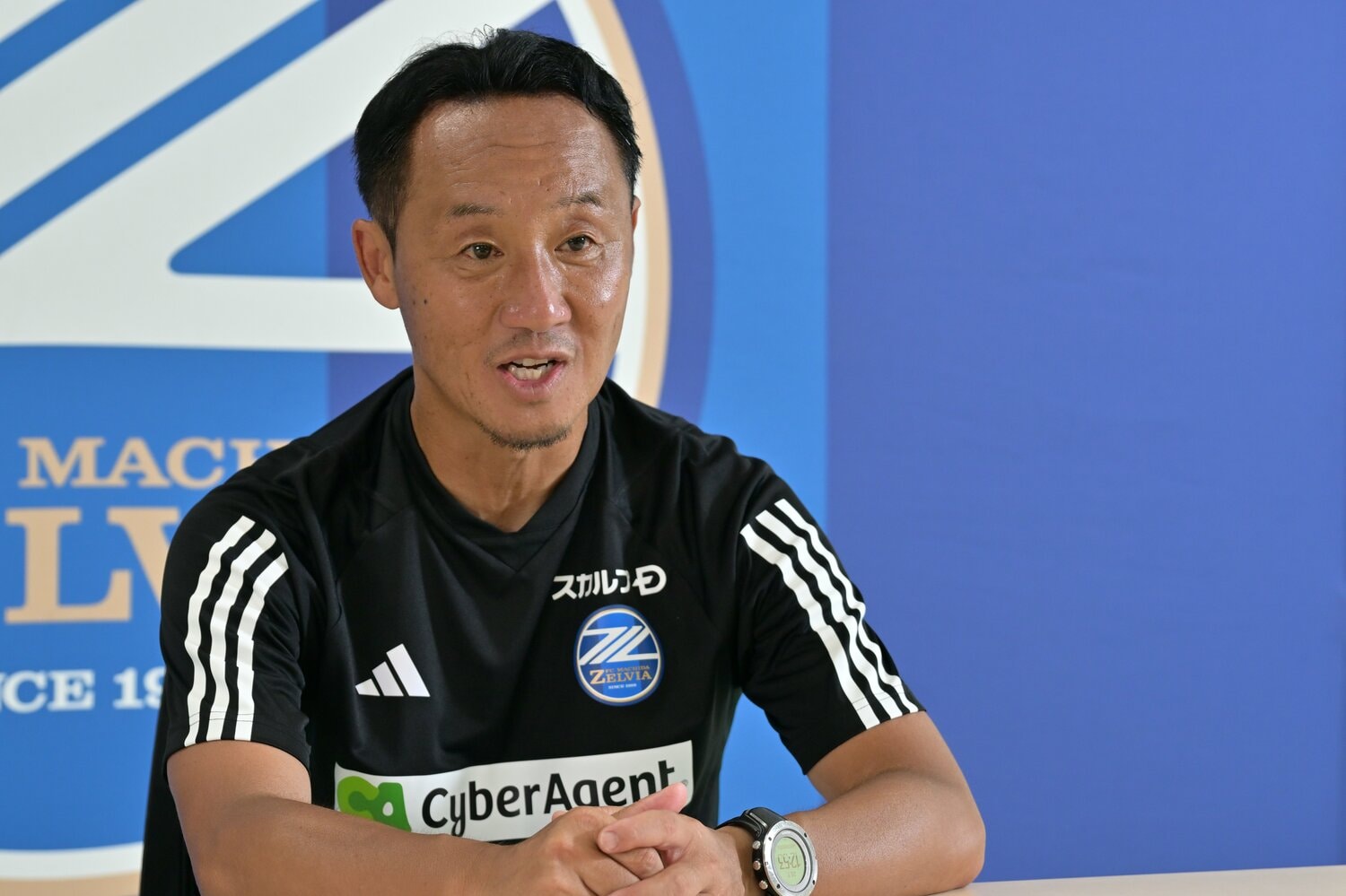 インタビューに応える黒田監督 ©Hideki Sugiyama