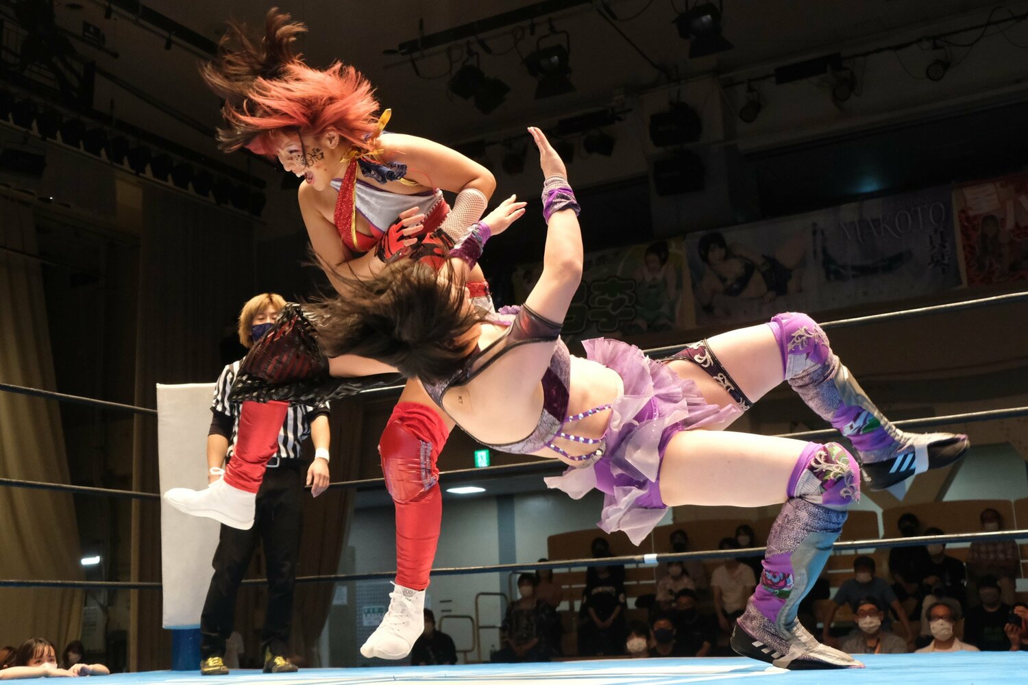 タッグ王座戦ではアイスリボンでの先輩となる真琴とも対戦