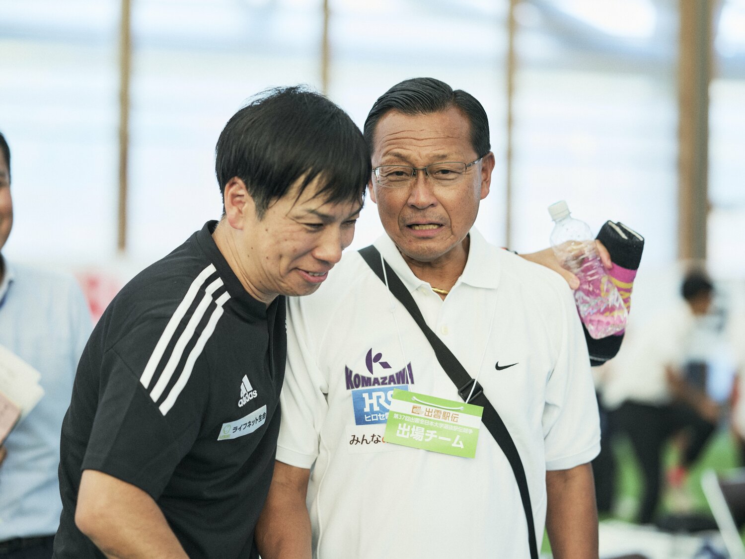 自身の教え子である、出雲を制した国学院大の前田監督（左）とゴール後に話し合う大八木総監督。Ggoatで指導する桑田の精神面を案じた　©Yuki Suenaga