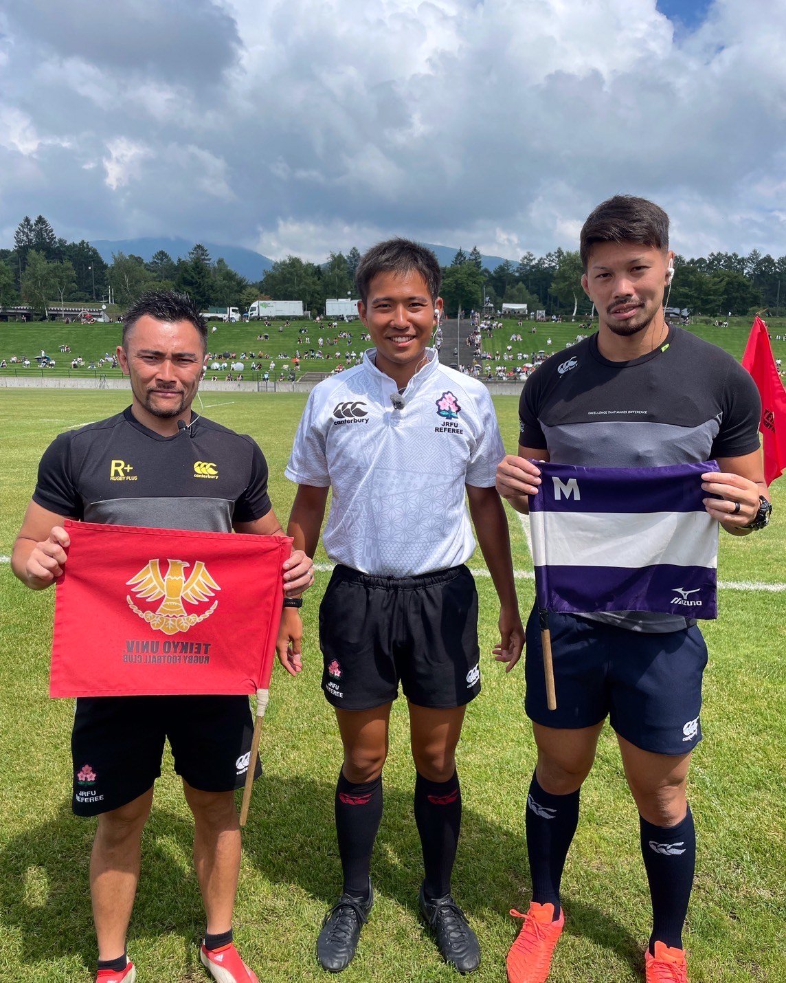 今年8月に行われた帝京大vs明治大の練習試合の一コマ。アシスタントレフリーを滑川（左）と近藤が務めた。中央は早稲田大学の古瀬健樹レフリー　©︎Masaki Kondo