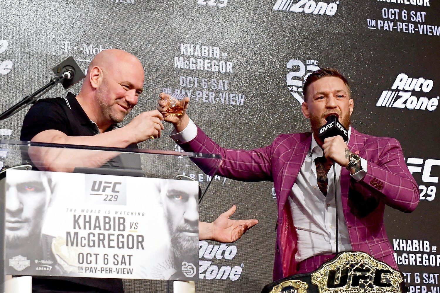 自身が手掛けたアイリッシュウイスキーでUFC代表のダナ・ホワイト（左）と乾杯するマクレガー
