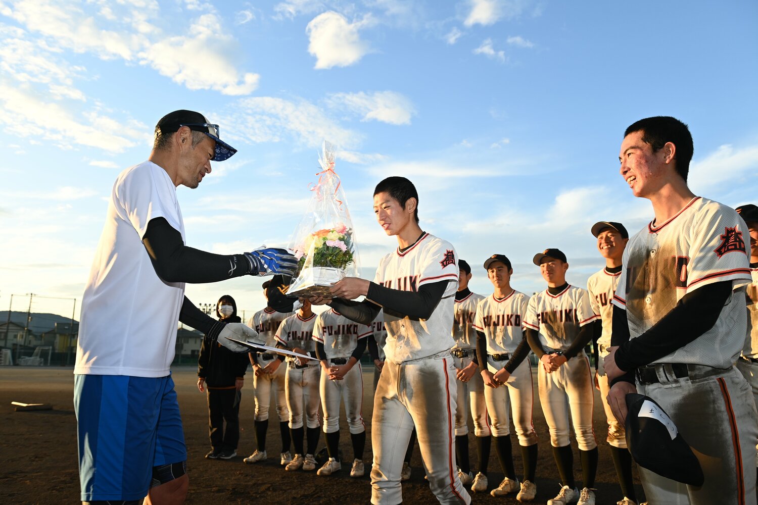 静岡県立富士高校では色紙の寄せ書きをプレゼントされた ©Naoya Sanuki