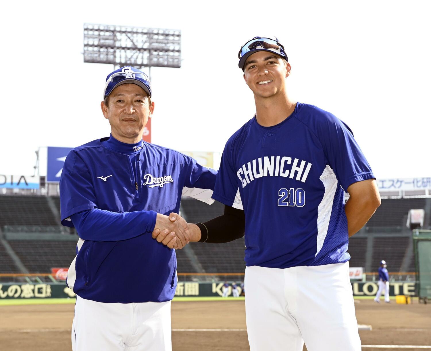 支配下契約を結んだ中日のルーク・ワカマツ内野手（右） ©KYODO