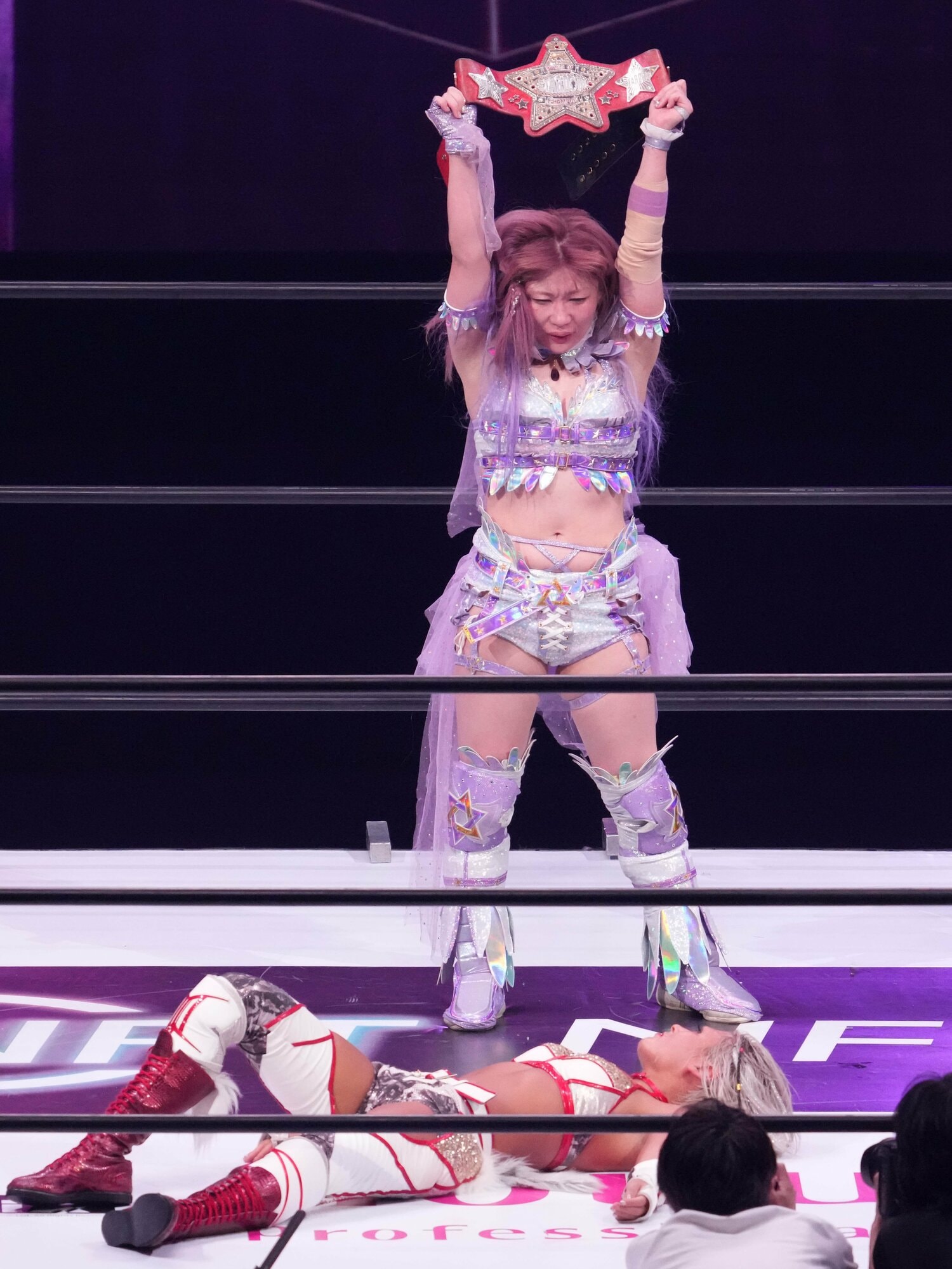 腫れ上がった顔で赤いベルトを掲げる中野たむ