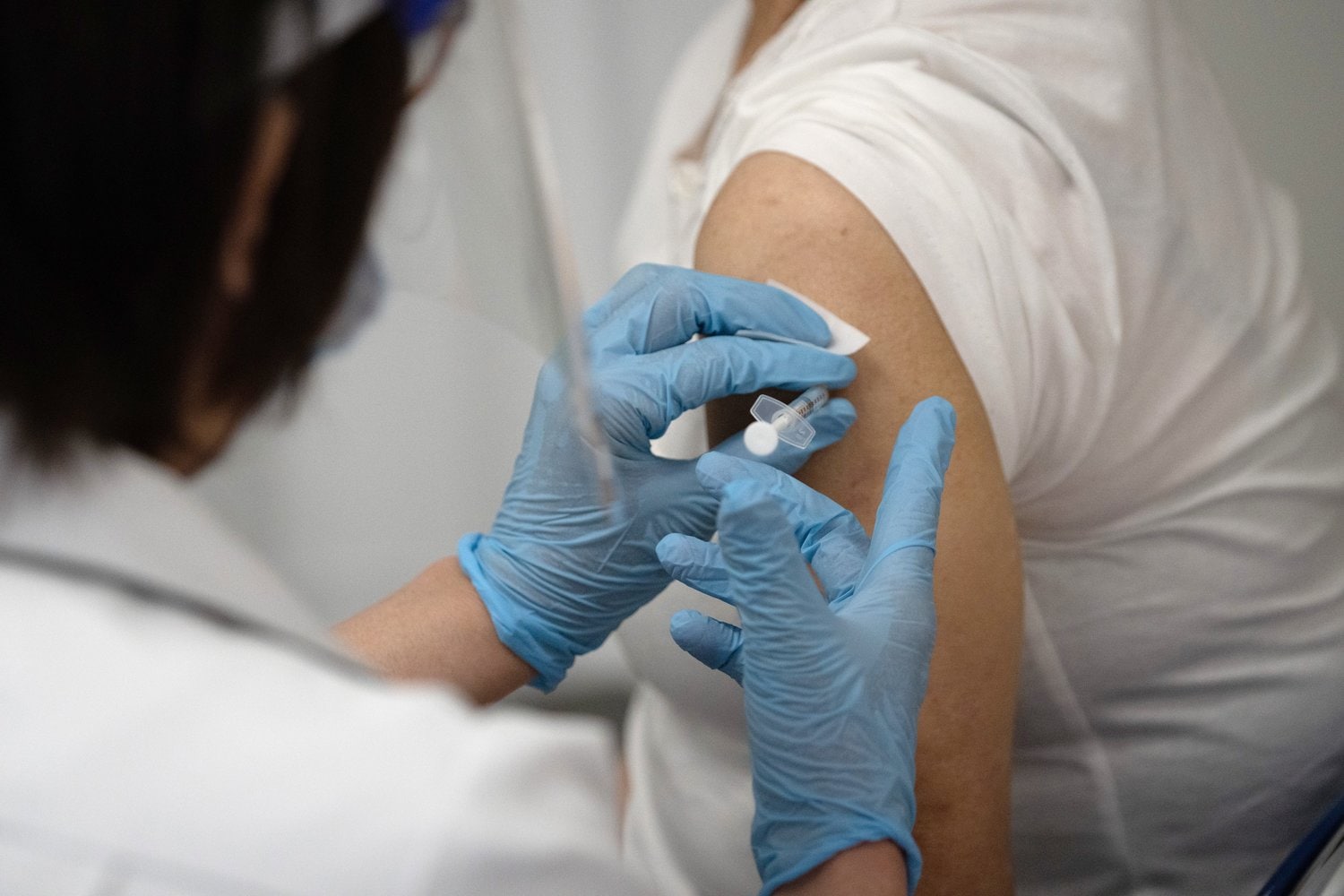 五輪開催が迫るなか、高齢者を皮切りにワクチンの接種が始まった ©Getty Images