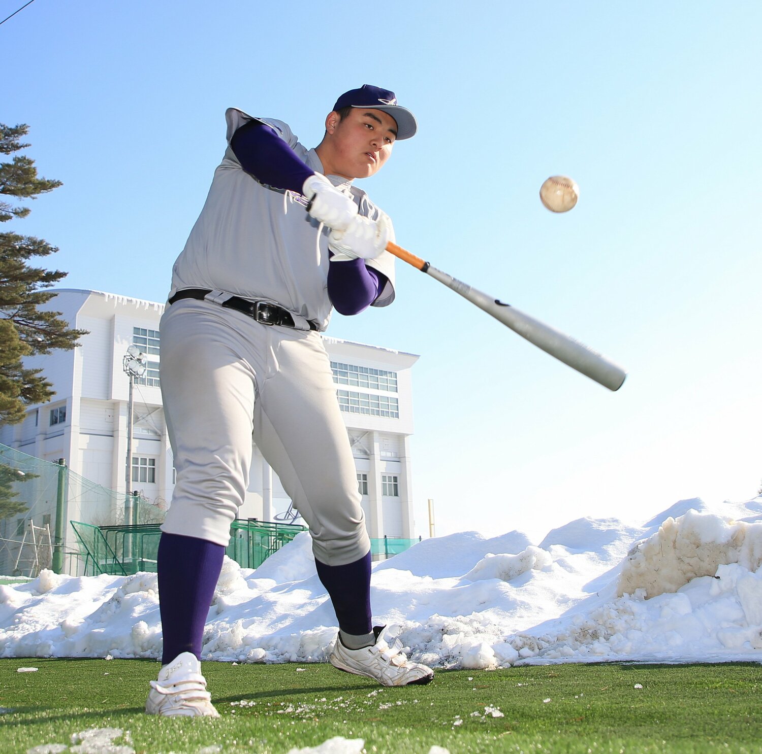 雪の残るグラウンドで豪快な打撃を披露する（昨年1月撮影）　©JIJI PRESS