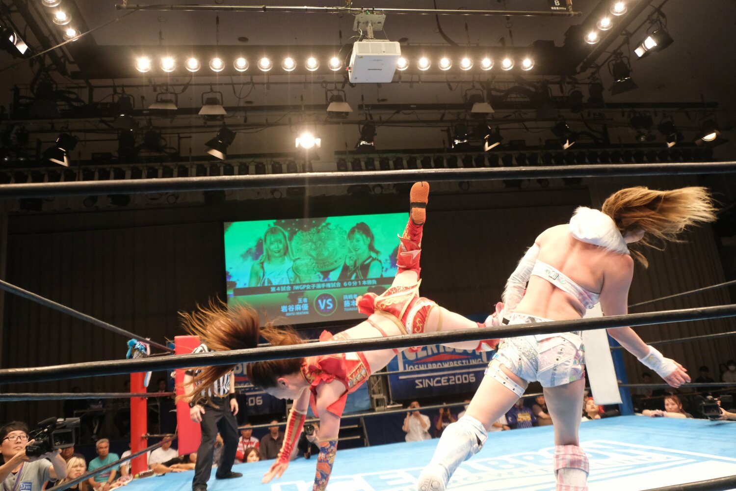 着地で右ヒジを負傷。その後、レフェリーストップとなった