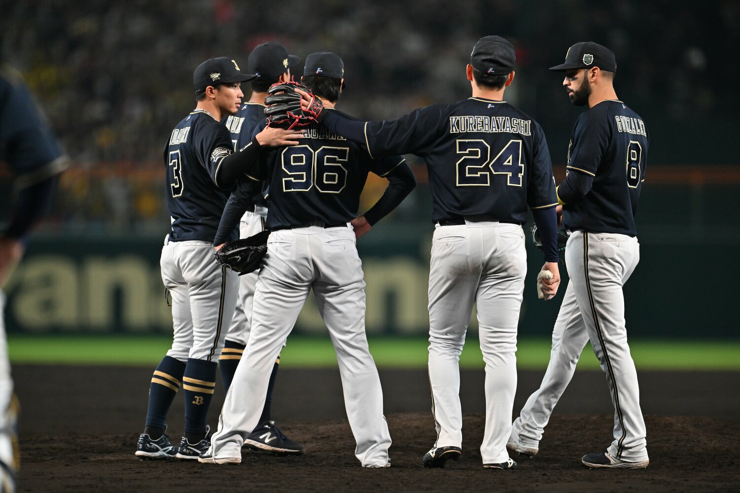 「俺のせいだから」と失意の宇田川に声をかける安達（左）　©︎Hideki Sugiyama