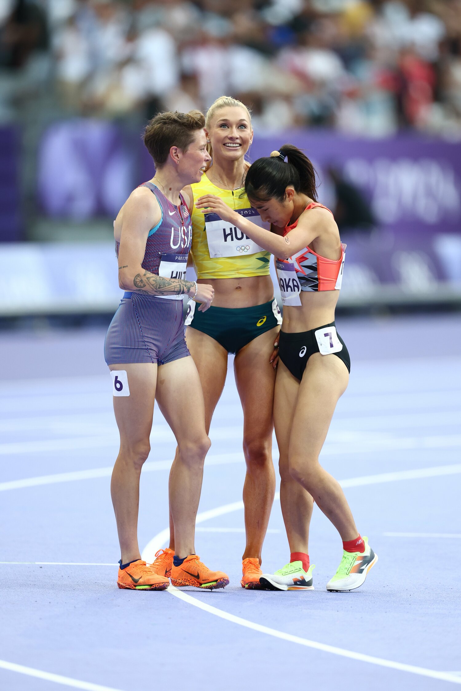 1500m準決勝のゴール後、アメリカのヒルツ（右）、オーストラリアのハル（中央）とともに健闘を称え合う田中　©︎Ryosuke Menju/JMPA