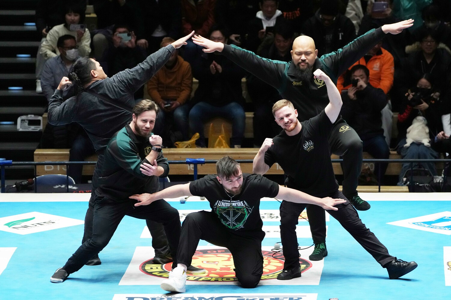 グレート-O-カーンらユナイテッド・エンパイアのメンバーは特別ポーズを披露　©Essei Hara