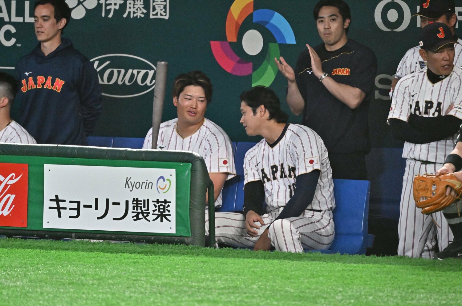 2026年WBCでも、村上は大谷と話し込む場面が　©Hideki Sugiyama