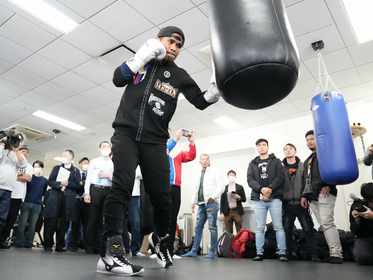 サンドバッグに左フックを打ち込むタパレス　©Naoki Fukuda