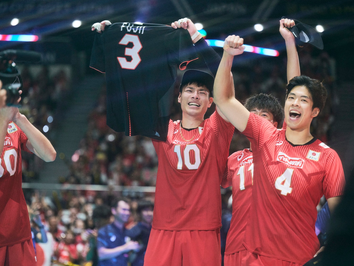 東レでチームメイトだった高橋健太郎。パリ五輪出場を決め、「背番号3」のユニフォームを掲げる　©Yuki Suenaga