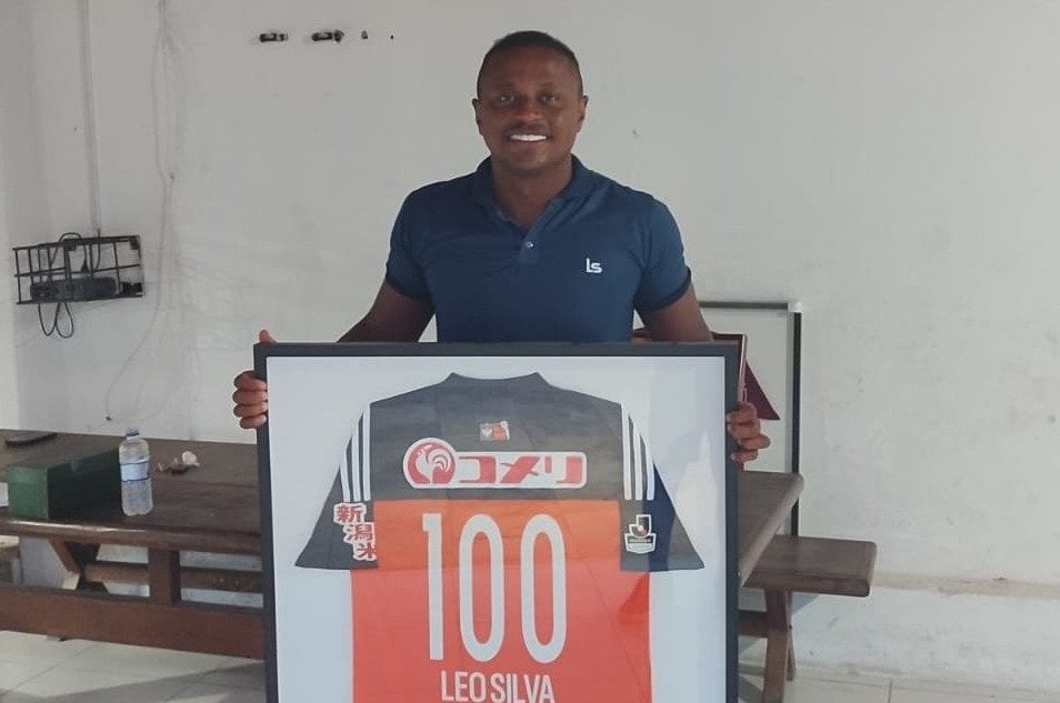 取材に応じてくれたレオ・シルバ。新潟での100試合出場を記念してクラブから贈られた記念のユニフォームとともに　©Hiroaki Sawada